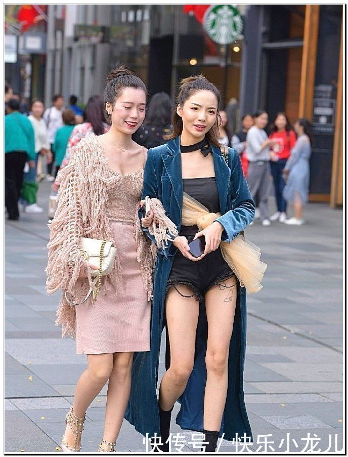 尽显|街拍高挑女孩性感漂亮,尽显美腿白到发光