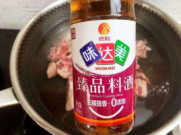 羊蝎子配上胡萝卜山药，强强联合，这做出的汤营养丰富，味道鲜美