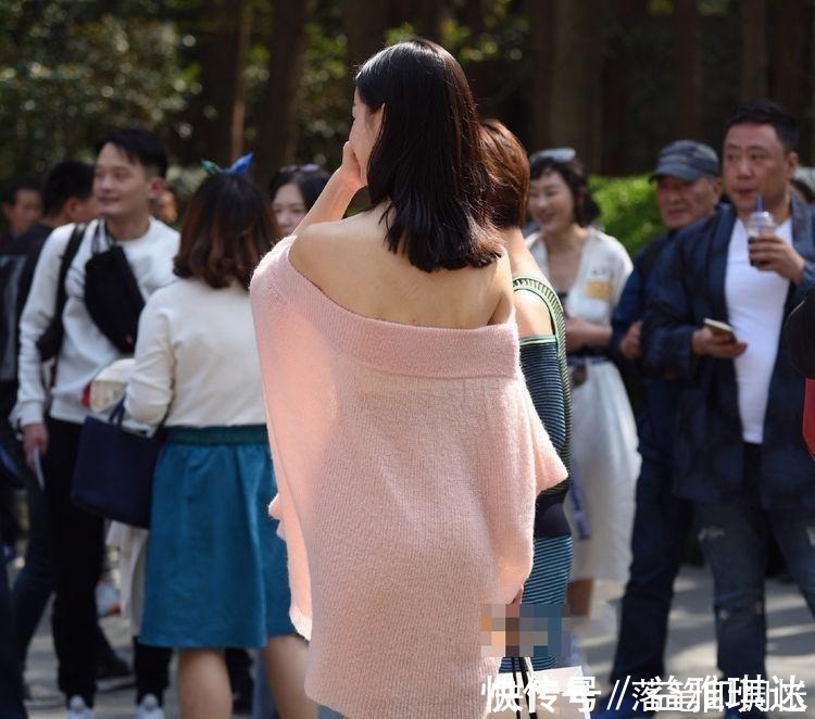 抹胸|街拍 粉色抹胸毛衣让美女成了镜头的焦点！