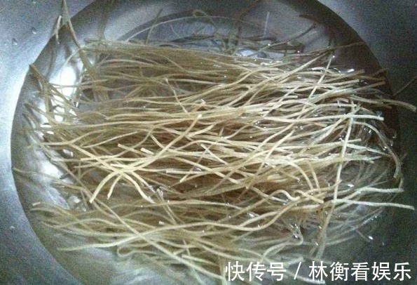 技巧|买红薯粉条，牢记3点挑选技巧，不怕买到假粉条，炒或者炖都好吃