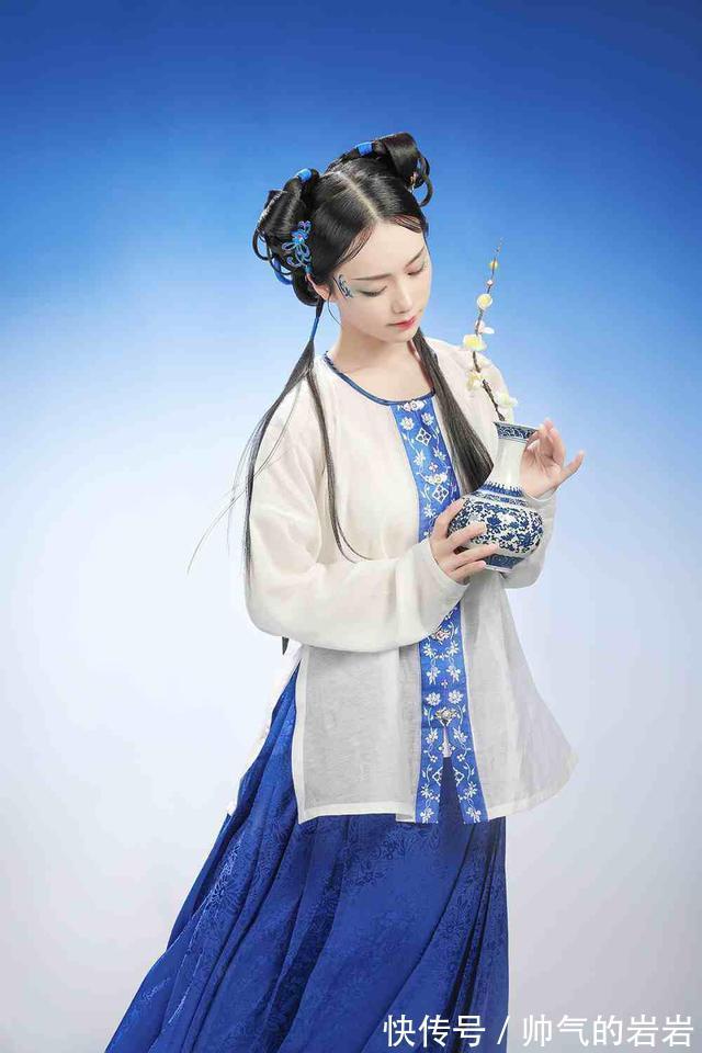 玄晖#原创诗八首·扁舟载得南风便,吹向西湖满地飞