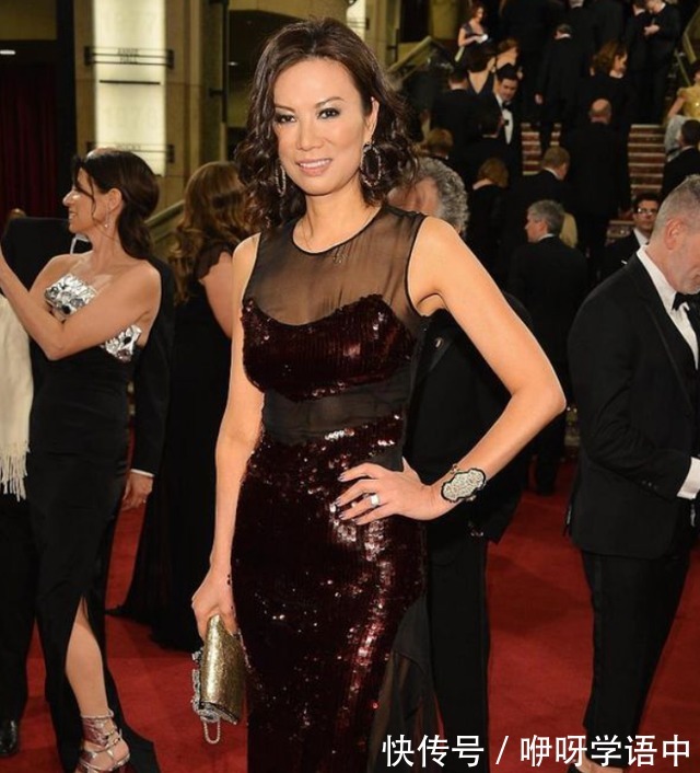 露背礼服 邓文迪罕见换发型,烫微卷发好显年轻,配“露背礼服”哪像52岁!