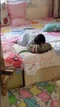 |搞笑GIF趣图:有了喵星人,孩子睡觉再也不会掉下来了!