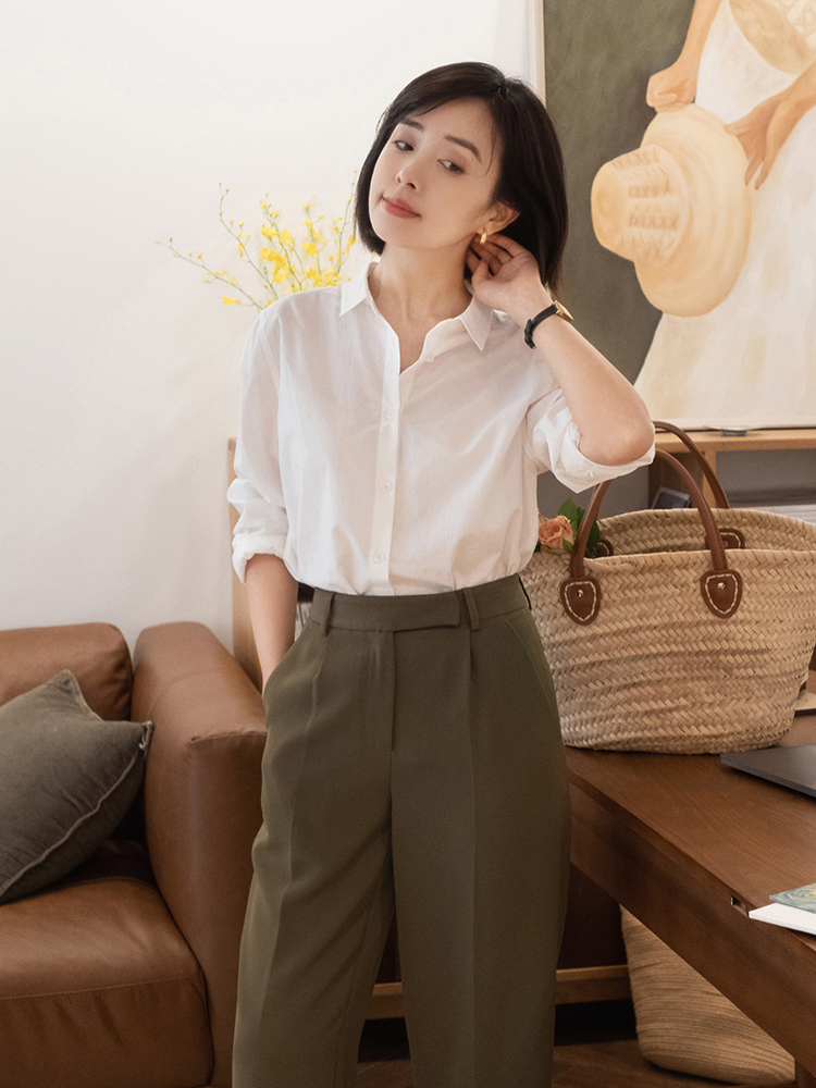 秋季,穿浅蓝色衬衫真的好看吗?搭配上牛仔裤或西装裤,干练大气