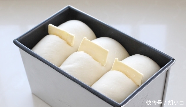发酵|吐司面包的经典做法,无需加蛋组织细腻柔软,奶香浓郁值得等待!