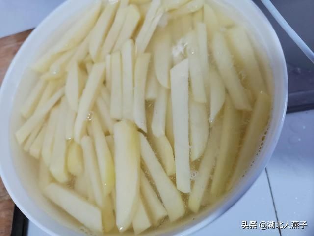  一妙|炸薯条时，土豆最忌焯水后就炸！教您一妙招，薯条香脆不发软