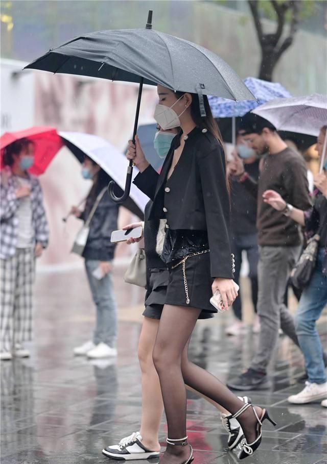 身材 选择黑色丝袜搭配,离不开高跟鞋的衬托,你会搭配短靴还是单鞋?