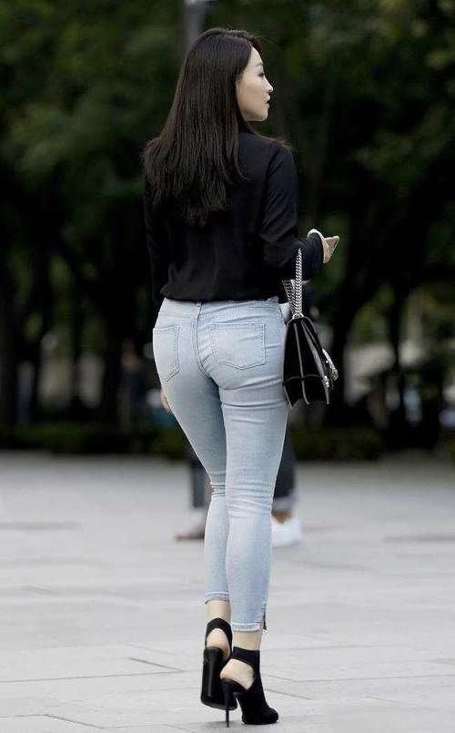 牛仔裤|超V黑色上衣，搭配淡蓝色紧身牛仔裤，时尚又妩媚