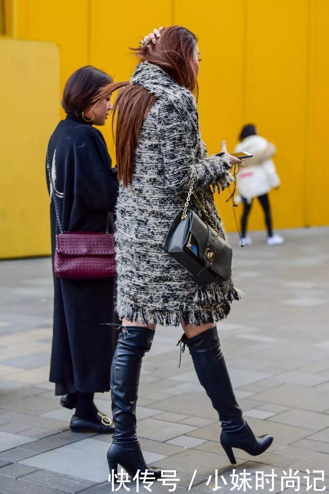 简单|街拍:简单时尚的秋冬穿搭,气质大衣+过膝长靴搭配,温度与风度并存