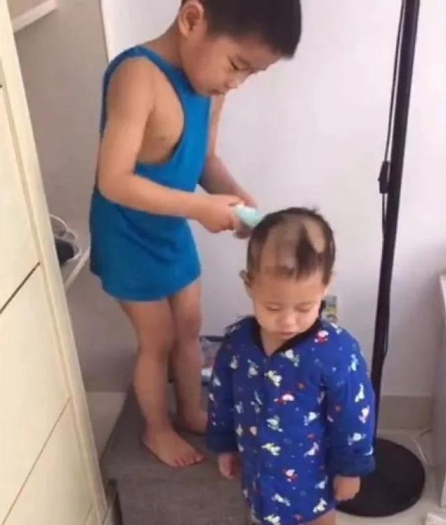 哥哥|哥哥给弟弟理发,时尚的“狗啃式”发型,宝妈哭笑不得