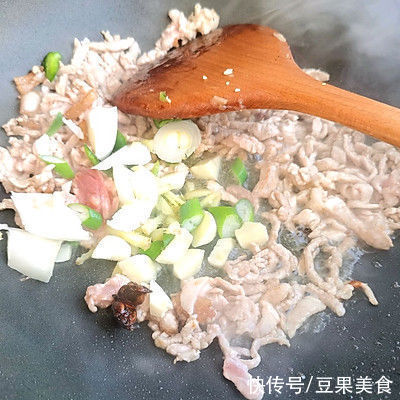 尖椒肉丝|爆好吃！吃这菜尖椒肉丝，米饭你得多备点