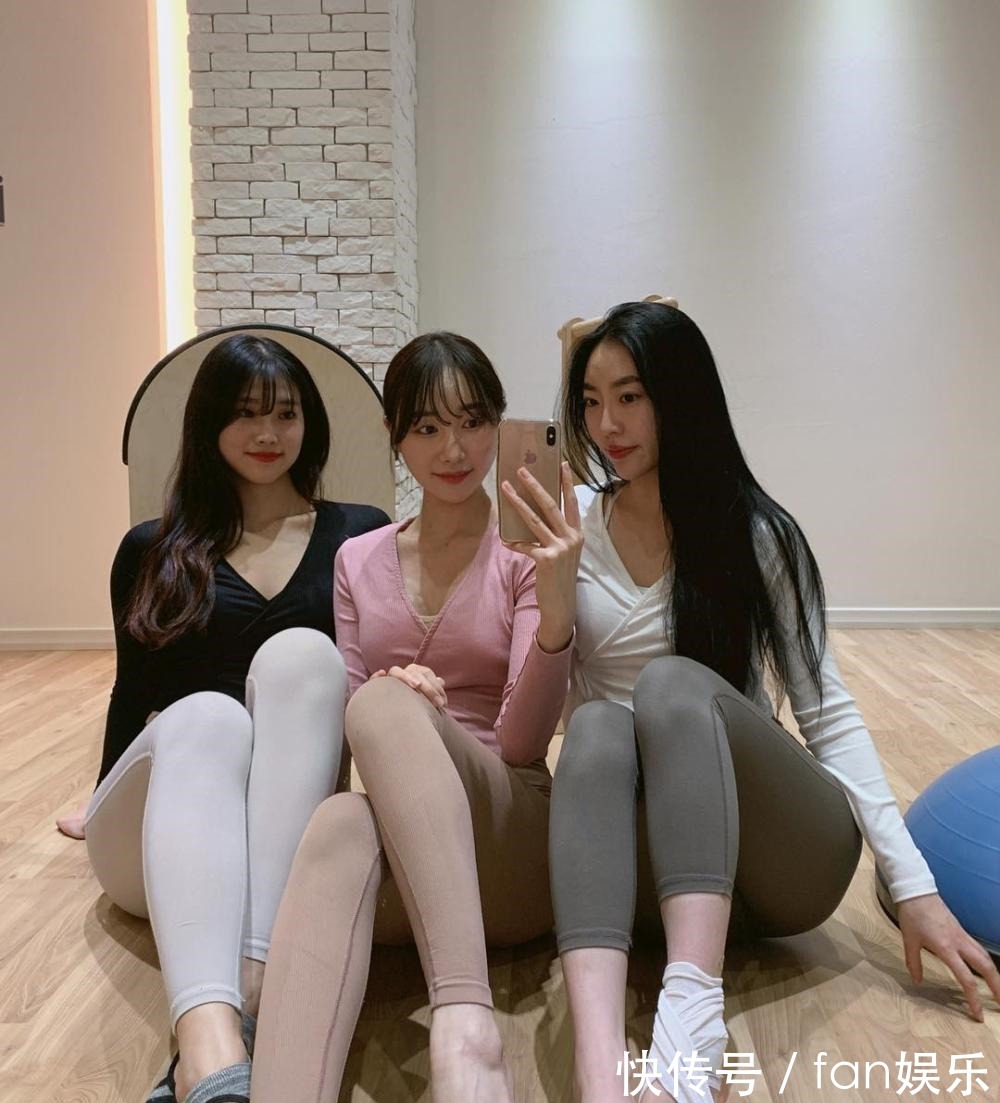 美女 姐妹们喜欢穿打底裤拍美照, 到底是为什么呢!