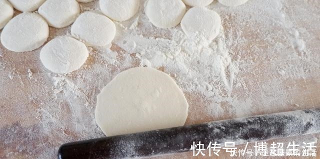 特殊时期学会这样做饺子皮，想吃饺子就不用出门去买了