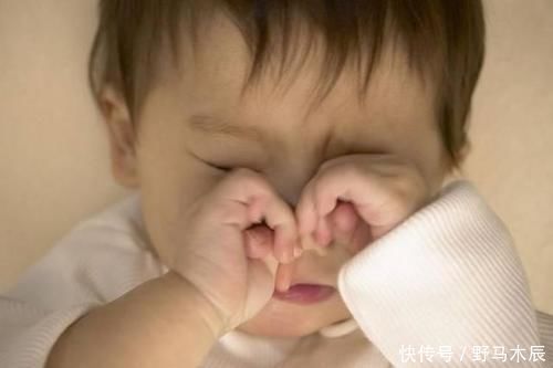 用水冲|3岁孩子把石灰撒进眼睛里,妈妈不敢用水冲洗,事后医生骂无知