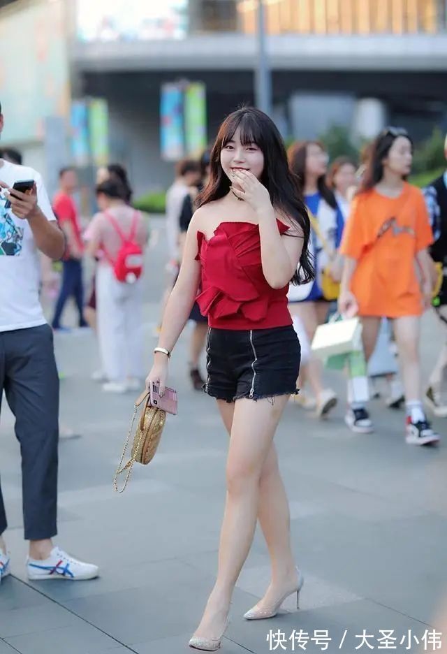 阔腿裤|美女街拍:红色休闲上衣搭配黑色链条短裤,热情似火的感觉,表现出气质