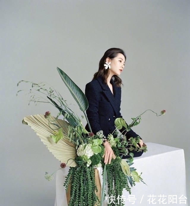 封面|33岁女星白衣封面 演绎植物系气质美人