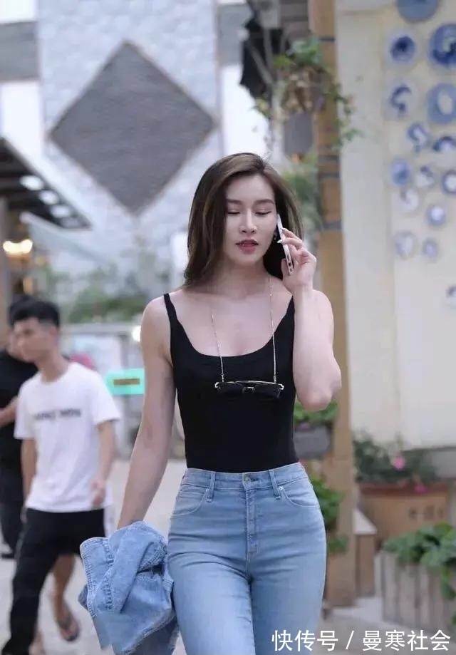 南国 美人出南国,灼灼芙蓉姿,黑色吊带背心配牛仔裤的简约性感穿搭