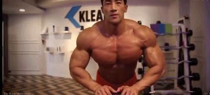 场面|当黄哲勋遇上E杯小姐姐，胸肌完全不输，场面一度十分尴尬