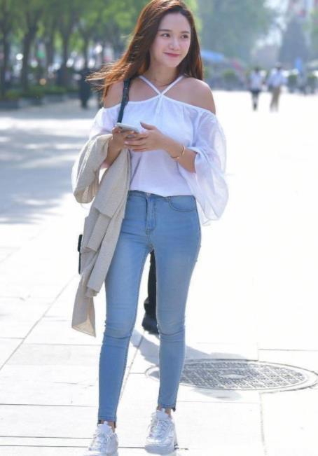 街拍:娇小玲珑的小姐姐,突显优雅气质,艳压群芳