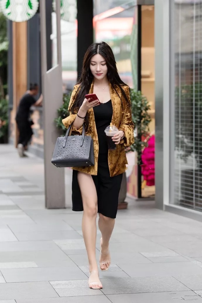一字带|时尚美女搭配高跟鞋，穿出靓丽的迷人的气息