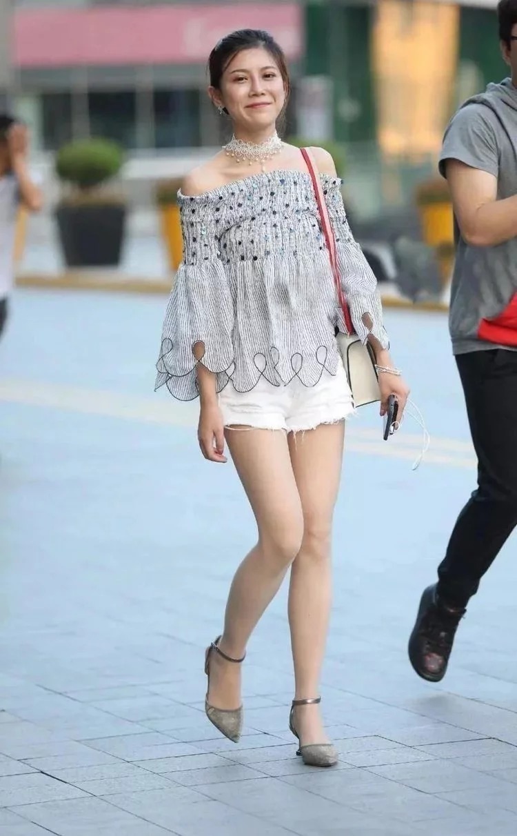 破洞牛仔裤|一字肩上衣搭配牛仔短裤，小美女格外的优雅，越看越喜欢