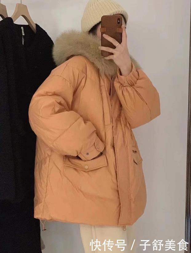 冬天穿羽绒服别只选黑灰色,今年流行这4款“亮色羽绒服”,洋气