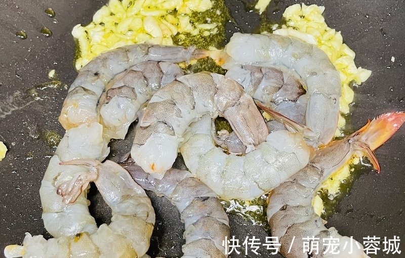 青笋|尹正没骗我 焖菜好好吃所有调料只有盐和黑胡椒，竟然这么好吃。