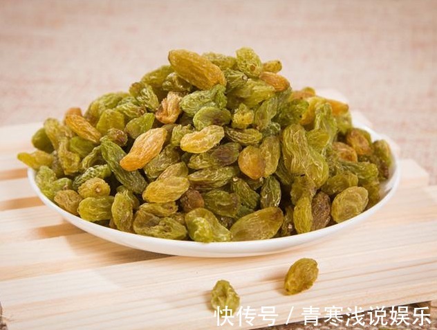 吃葡萄干|吃葡萄干，洗或不洗？清水洗等于白洗，教你一招，快速除去脏东西
