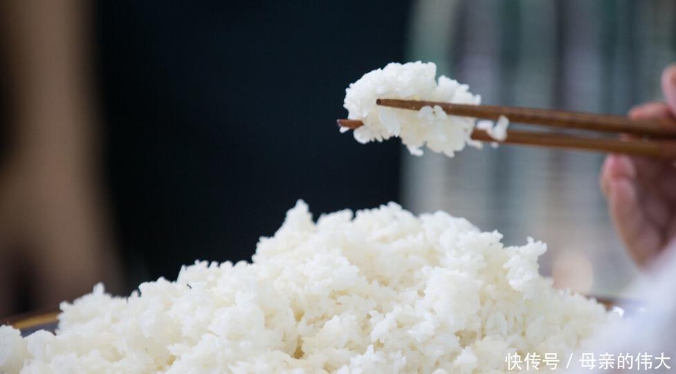 煮米饭时，别只加清水下锅，水里多加2味，米饭香甜全家爱吃