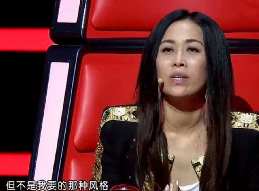  委婉|因长得丑蒙面参加好声音，却被导师委婉拒绝，如今的她已高不可攀