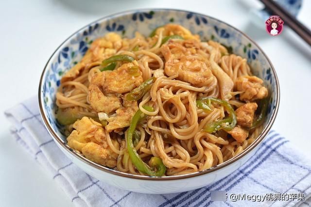 保鲜袋|夏天犯懒不爱做饭，10分钟搞定1锅鸡蛋青椒炒面，全家如狼似虎