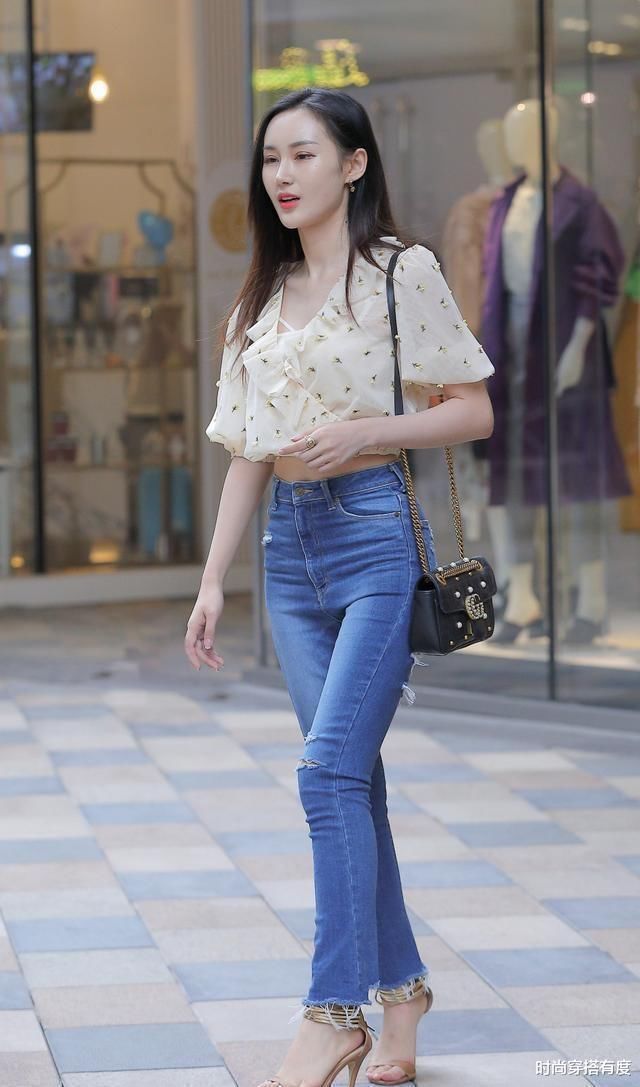 时尚小姐姐牛仔裤裤精致迷人，穿起来更轻松，花样百出