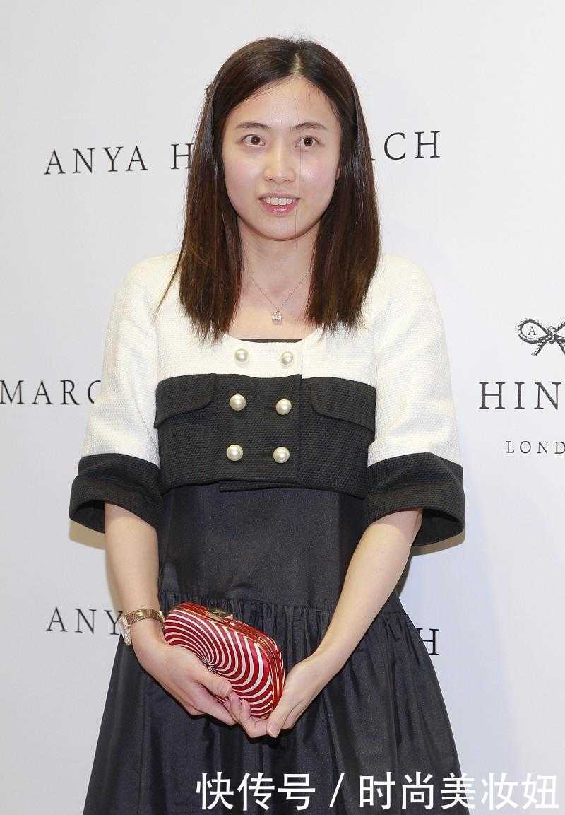 打扮|认真打扮的甘比气质太惊艳,穿小香风配黑色连衣裙,显贵又洋气