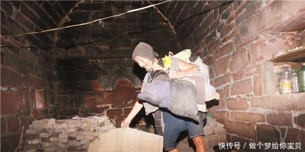 清代状元的后裔:独居深山状元府,坚守着祖宅,无水无电乞讨度日