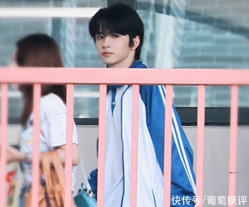 路透|《萌探》最新路透，以為宋亞軒夠養眼，卻被穿校服的劉耀文帥迷糊