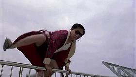 |搞笑GIF:姑娘这么玩,你想笑死我吗?