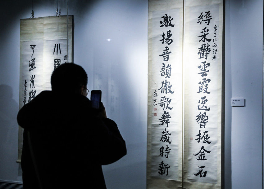 书法$腊八节，跟着名家一起欣赏楹联佳作！市民可一次性打卡吴昌硕等30位名家书法