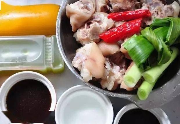 冰糖水|猪蹄这样做,不放一滴水不用一滴油!放入电饭锅一焖就轻松完成!