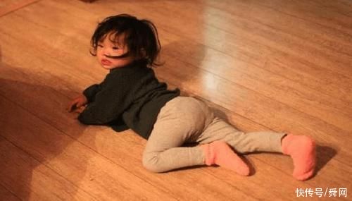 小皇帝|因不给买玩具，男孩在商场躺地上撒泼，“狠心”爸爸在旁一招制服