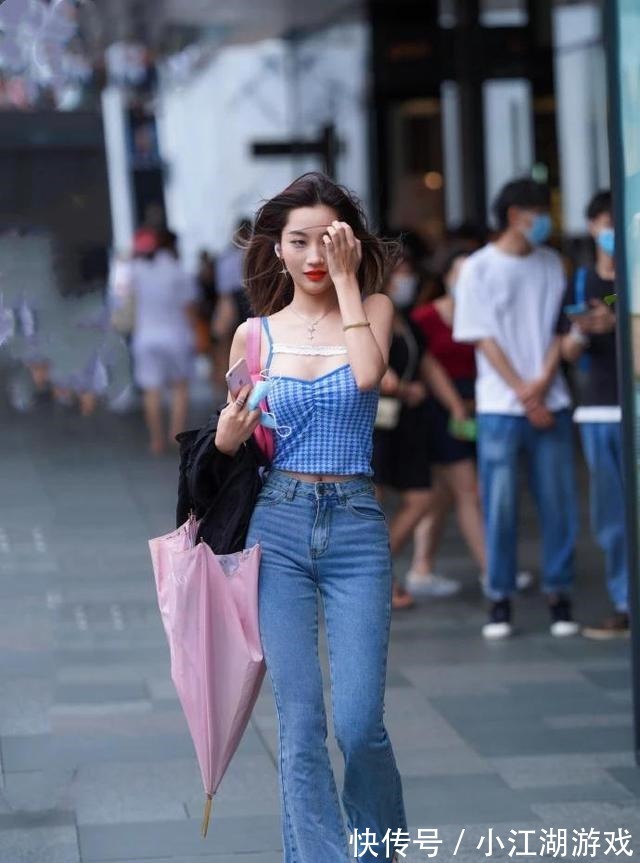 小姐姐 蓝色吊带上衣搭配蓝色牛仔裤,时尚短发小姐姐简约穿搭风格太美了!