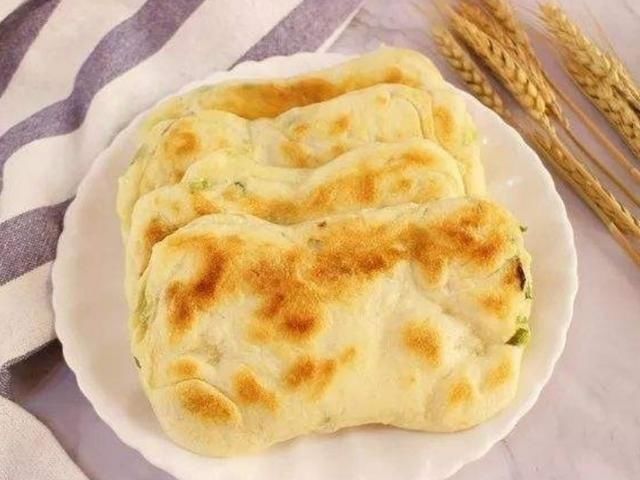 爸爸爱吃的葱花油饼,用时十分钟,成本不足五块钱好吃不油腻