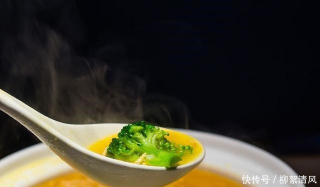 炒西兰花,最忌焯水和直接炒了,难怪不好吃,多加一招又脆又入味