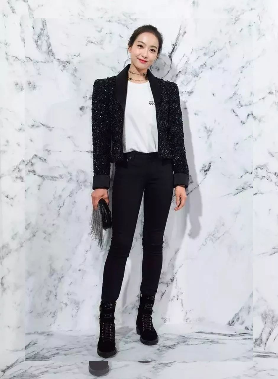 霍汶希身材和气质一流,西装内搭白T恤高级干练,显高又显瘦