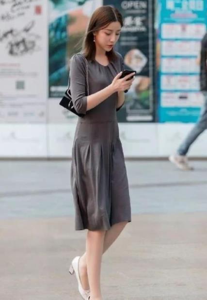 连衣裙|街拍小姐姐靓丽的穿搭,休闲时尚,长相精致甜美可人