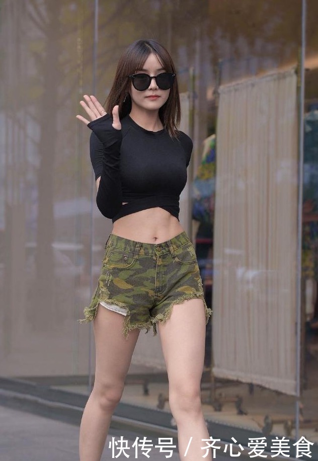 黑高腰T恤搭配上迷彩短裤,搭配白老爹的鞋子,展现出神采气质