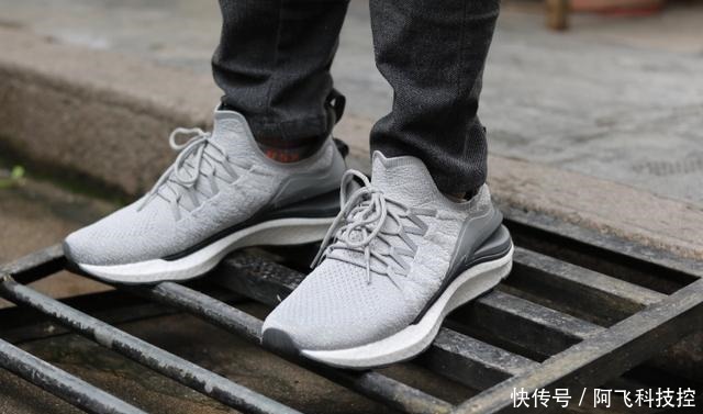 米4|小米再对鞋业造成冲击！年轻人第一双“椰子”，堪比装了弹射器