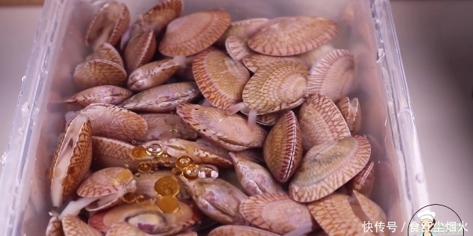 花甲|教你一个炒花甲的家常做法,锅里加点它又香又下饭,上桌就抢光了