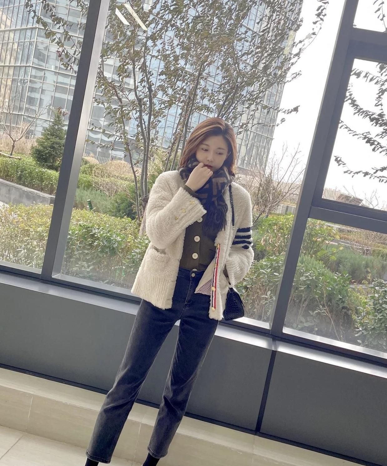 直筒|奔三奔四的女性如何选牛仔裤,掌握这几个搭配方法,洋气又减龄