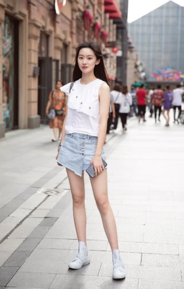 街拍:美女穿着时尚,粉色短裤更显美腿修长,让人心动