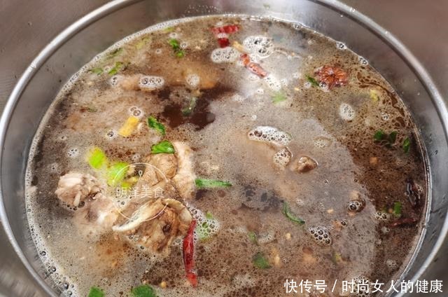 在南方少见,东北常见的一种野菜,加些排骨一炖,真的是一道美味